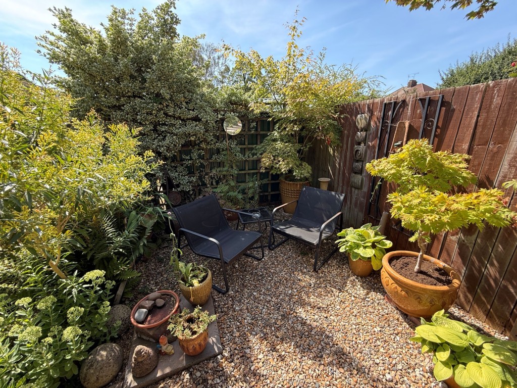 Lot: 1 - GROUND FLOOR TWO-BEDROOM MAISONETTE WITH REAR GARDEN - Seating area towards end of garden